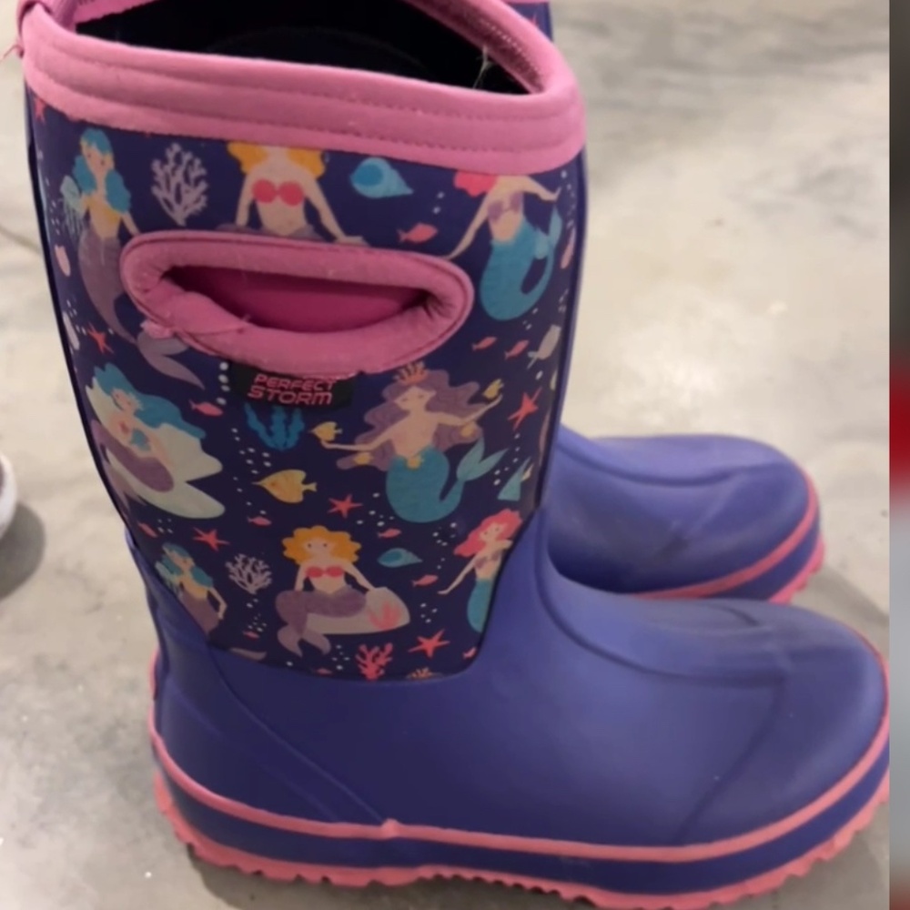 Kids size 3 Bogg boots